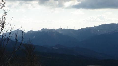南方面、風力発電の風車が見えるので青山高原だろう。いつも見る景色の裏側なので、ちょっと感じが違う。