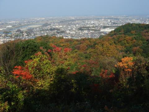 三郷山の見晴台からの眺望。紅葉が鮮やか。向こうには宮川がみえる。