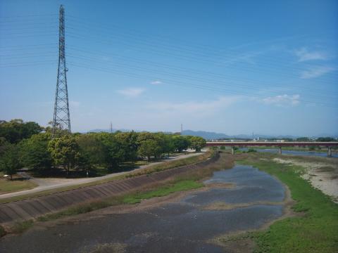 去年の夏によく走った宮川ラブリバー公園。
正面右側は近鉄の鉄橋。