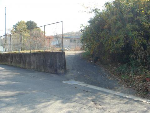 三郷山北登山口で下山した後、宮川中学テニスコート脇の登山道に入る。