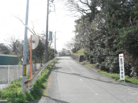伊勢市立倉田山中学校正門前の上り坂：私が通っていたときはここではなかった。