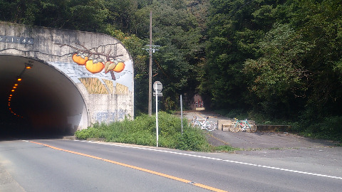新旧の女鬼トンネル
新しい方には幅３ｍほどの歩道が付いているのでバイクでも大丈夫だった。