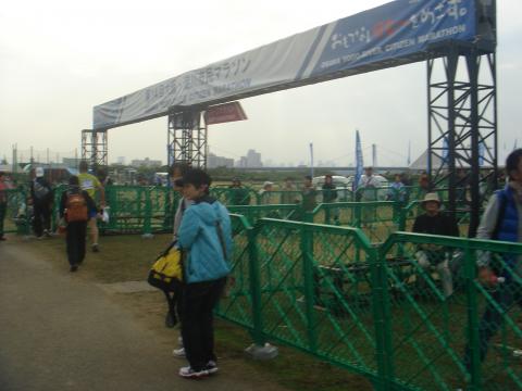 マラソンゲート。右奥にゴールゲートがある。