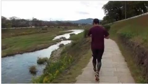 京都マラソン公式ページのコース紹介ビデオで流れていた30km過ぎの賀茂川河川敷を走る部分。ここを１万人が走る？？？
恐ろしいコースです。賀茂川に落ちる人が続出するかも。