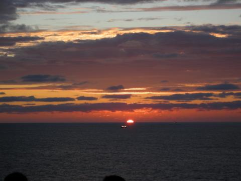 フェリーから見る水平線に沈む夕日