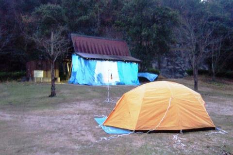ここは水分峡（みくまりきょう）というキャンプ場。
炊事場にブルーシートを張り、防風対策。ここで宴会をします。
寝るのは手前のテントで。