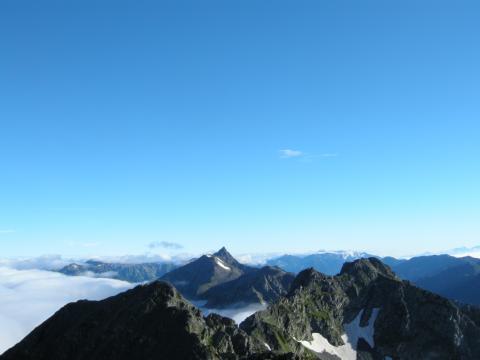 穂高岳から見る槍ヶ岳
　二日目に登頂した槍ヶ岳。　その美しく特徴的な姿はどこから見ても様になる。　快晴の空にそそり立つ槍ヶ岳・・・美しい！！