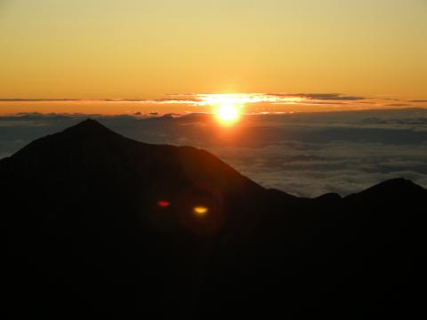 穂高岳山荘から見る日の出
　昨夜の満天の星空に続き、快晴で迎えた朝。
朝焼けの雲の間から日の出が。　・・・最高！！