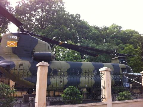ラン後の観光その２　ベトナム軍事歴史博物館。
ベトナム戦争当時、北ベトナム軍、アメリカ軍に使われた小火器や爆弾、戦闘機などの展示がされています。