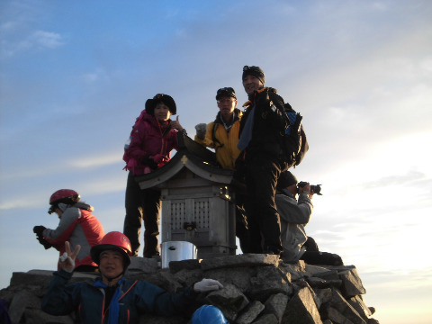 奥穂高岳山頂(3190m)制覇　記念撮影で人がごった返してます