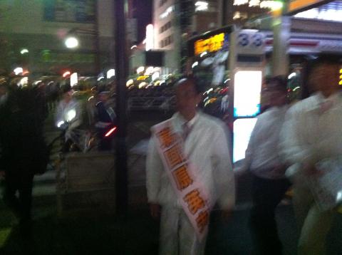 渋谷は人が多いなぁ。と思ったら、「東国原さん」
２回も握手してもらった（＾ｖ＾）
ああ、ピンボケ・・