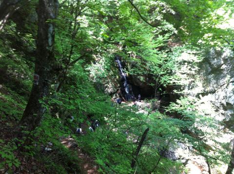 寄り道した綾広の滝。マイナスイオンたっぷりで気持ちいい。