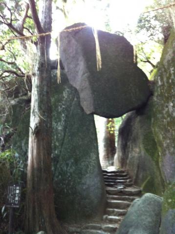 弁慶七戻り
今にも落ちてきそうな大きな岩に、あの弁慶が7回も戻ってしまったと伝わる。