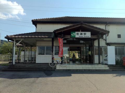 りんりんロード：JR常磐線土浦駅からJR水戸線の岩瀬駅までの40km。 廃線になった筑波鉄道筑波線の線路跡を利用。駅前はコンビニなどありませんがローカルでいい感じ。