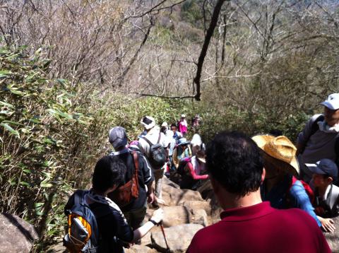 下山時、この大混雑！登りは1キロ以上渋滞してました。