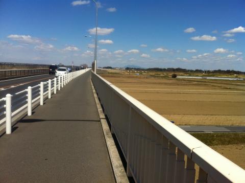 新利根大橋で千葉県から茨城県へGo
肉眼では筑波山がはっきり見えるんですが・・。
