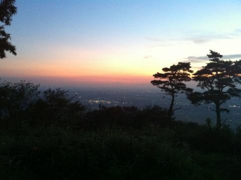 宝篋山頂上：写真では小さいですが、肉眼では夕富士が綺麗に観えました。