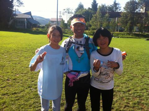 harukaさんゴール
ゴールボランティアの地元の子供さんたちと。