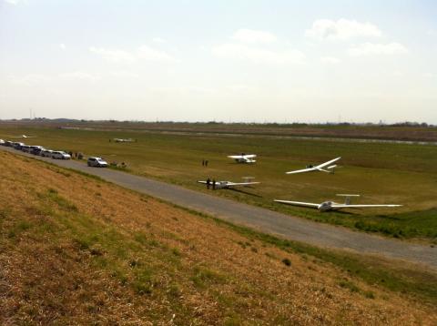 江戸川河川敷　関宿滑空場
グライダーが飛んでました。