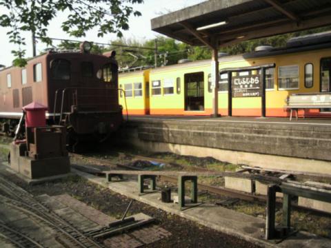 終点西藤原駅。

機関車が何両か置いてあり、鉄道ファンが何人か写真を撮っていた。