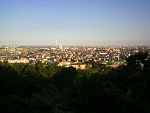 近所にある垂坂公園からの景色。ちょっと高台にあるので、長島スパーランド～知多半島～鈴鹿・津方面がよく見える。夜は四日市コンビナートのキラキラした夜景がとても綺麗。