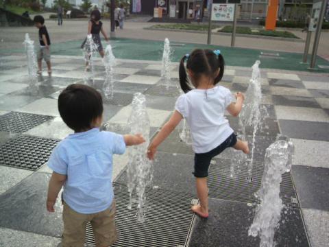 不規則に水が上がる噴水にて、チビ達大はしゃぎ！
びちょびちょになるまで遊び、最後は寒くなり少し不機嫌に･･･（汗）

今度はもっと暑い時に、着替えを持ってきて遊ぼうねっ♪