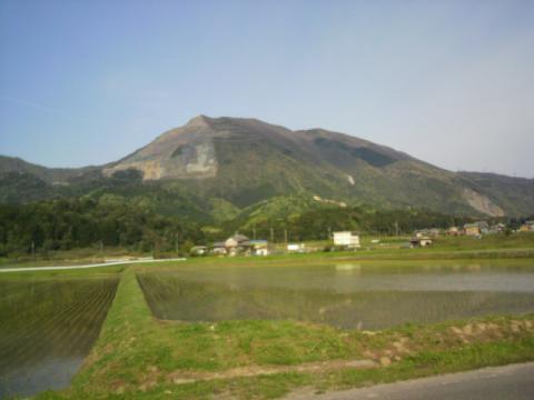 藤原岳。

絵が描きたくなるようなのどかな風景。（ちなみに、私、絵こごろゼロ）