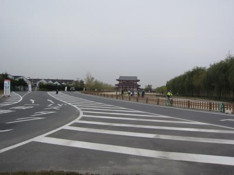 7kmくらいの平城京大極殿。復元した門です。今日のガーミンは、出発した近鉄奈良駅からスタートして、切らなかったので、-3.8kmくらいがマラソンコースの距離だと思います。