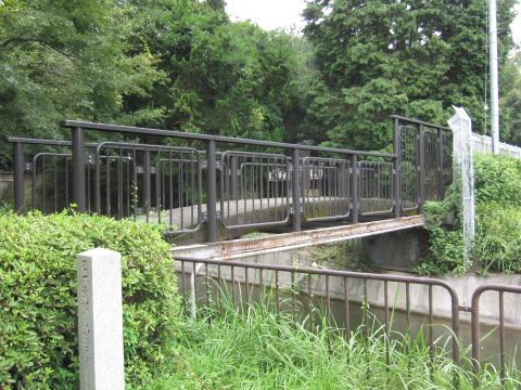 日本で初めての鉄筋コンクリートの橋。1903年（明治時代）だったかな。手すりなしのアーチ型。鉄筋がなかったので、トロッコのレールを使ったそうです。「本邦最初鉄筋混凝土橋」という碑がありました（当て字が面白い）。