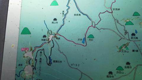 左下の清滝からスタートして、赤い線に沿って進む。よくロケが行われる沢池を回って、京見峠へ。京見峠の少し手前に山の家はせがわがある。京見峠から、右下、金閣寺方面に下る。