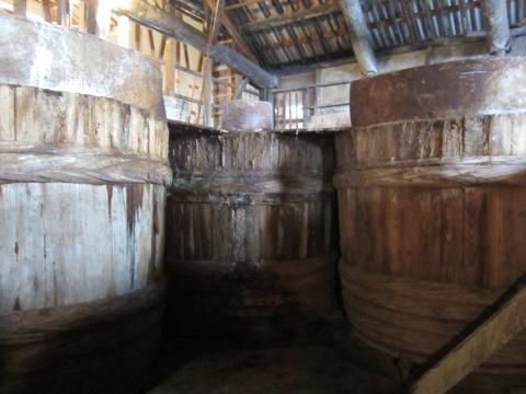 おしょうゆの香りがと～～ってもいいんです。これは発酵させる樽ですが、150年？？の間にたまった発酵菌が白いかびのようについています。