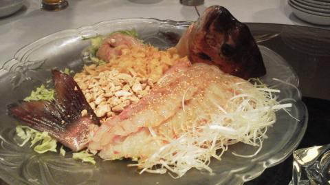 夜は中華街のレストランで打ち上げ！鯛のお造り～。