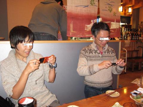 ミッキーちゃん、sugyonさん
熱心に写真撮影してます。sugyonさんは新しい携帯だもんねー。