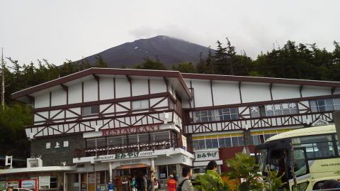 スバルライン5合目、着替えと食事をした雲上閣。後ろに富士山が見えてます。このとき、すでに湘南さんから「８合目にいる」とのメールが！