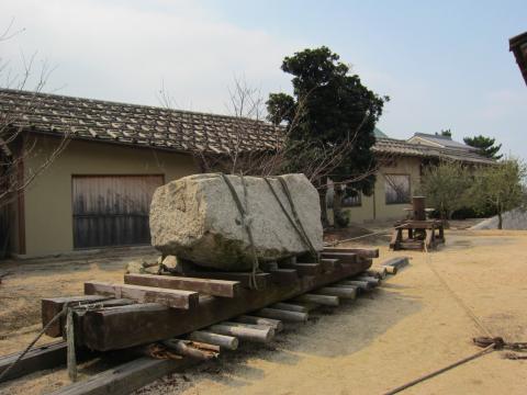 小豆島から、たくさん、大阪城の石垣の石が運ばれたそうです。