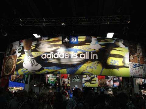 EXPOはadidas一色です。