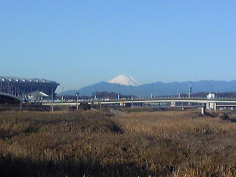 横浜月例会場から日産スタジアムと富士山