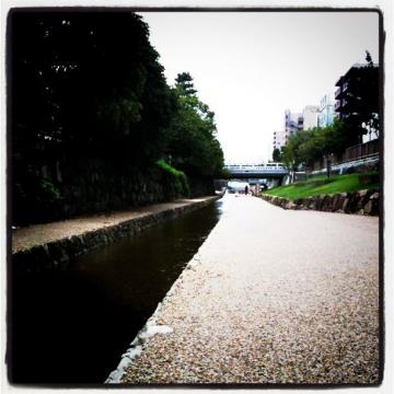 二条城横の堀川、とっても走りやすいコースです。