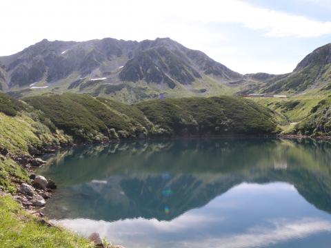 最高のお天気で、ミクリガ池に映る立山。綺麗です。