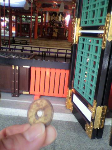 チェックアウトして、JIFUちゃんと再び改めて生田神社へ～　こういう時のお賽銭は、5円玉～♪　引いたお御籤が爆笑でした。是非JIFUちゃんとご自身で交渉して見せてもらってちょ♪