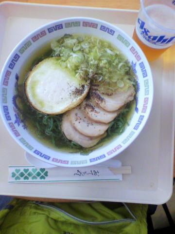 黒部ダムラーメン（緑色の塩味スープと緑のメンが特徴。ちなみに、右側はチャーシュー、左は目玉焼き！）とか～