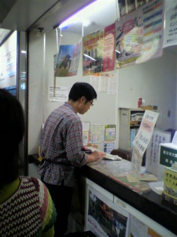 WAKAちゃんがお出迎えくださり、大阪マラソン用のパスを購入しました。（先生が、生徒分もまとめて購入しています。まっ、当然です。（＾＾）ｖ）
