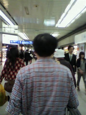 新大阪に着きました～！先生がテキパキ行動するので、生徒は必死に従います！