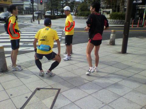 で、やっぱり花の３８コンビのポーズ。湘南さんは、一人膝の屈伸中。ハルダルさんは、身の置き場に困ってる。