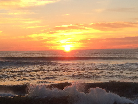 今朝の日の出５時４１分　太陽と海からのエネルギーを全身に注入！