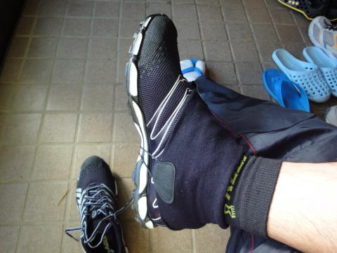 Inov-8 Debris Sock。ゲイターです。Oリングの通し方が今ひとつわかない。