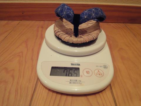 湿っている状態で76.5g。右左がないのがいいです。
一足で約130gくらいですね。