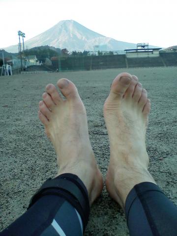 早朝富士山の麓で。見事な赤富士でした。
走り終わって水道の水で洗っても感覚無かった。
帽子に手袋に裸足で笑われる。