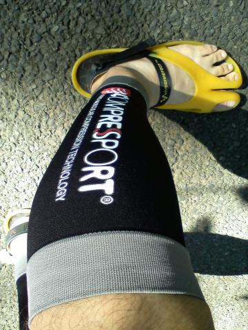 compressport は良い香りがして、膝の方の端がかゆくならないのがよいです。