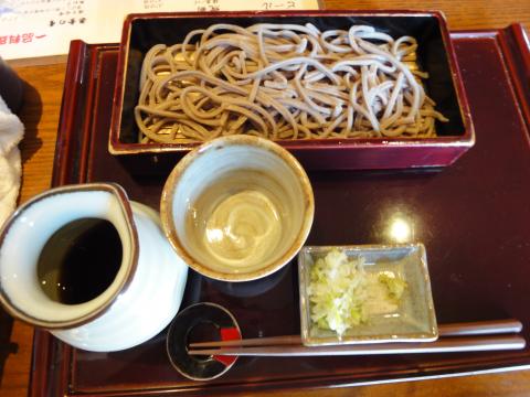 楽食（らくた）で田舎せいろ、蕎麦アイスを食べる。十割蕎麦、つゆは鰹節がよく効いててうまい。